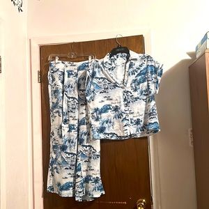 This is a matching pair but the sizes are different. Pants L and top S.